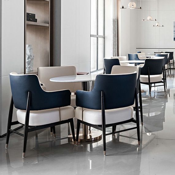 The new direct-selling light luxury sales office has a simple modern hotel beauty salon reception table after the negotiation table and chair combination.