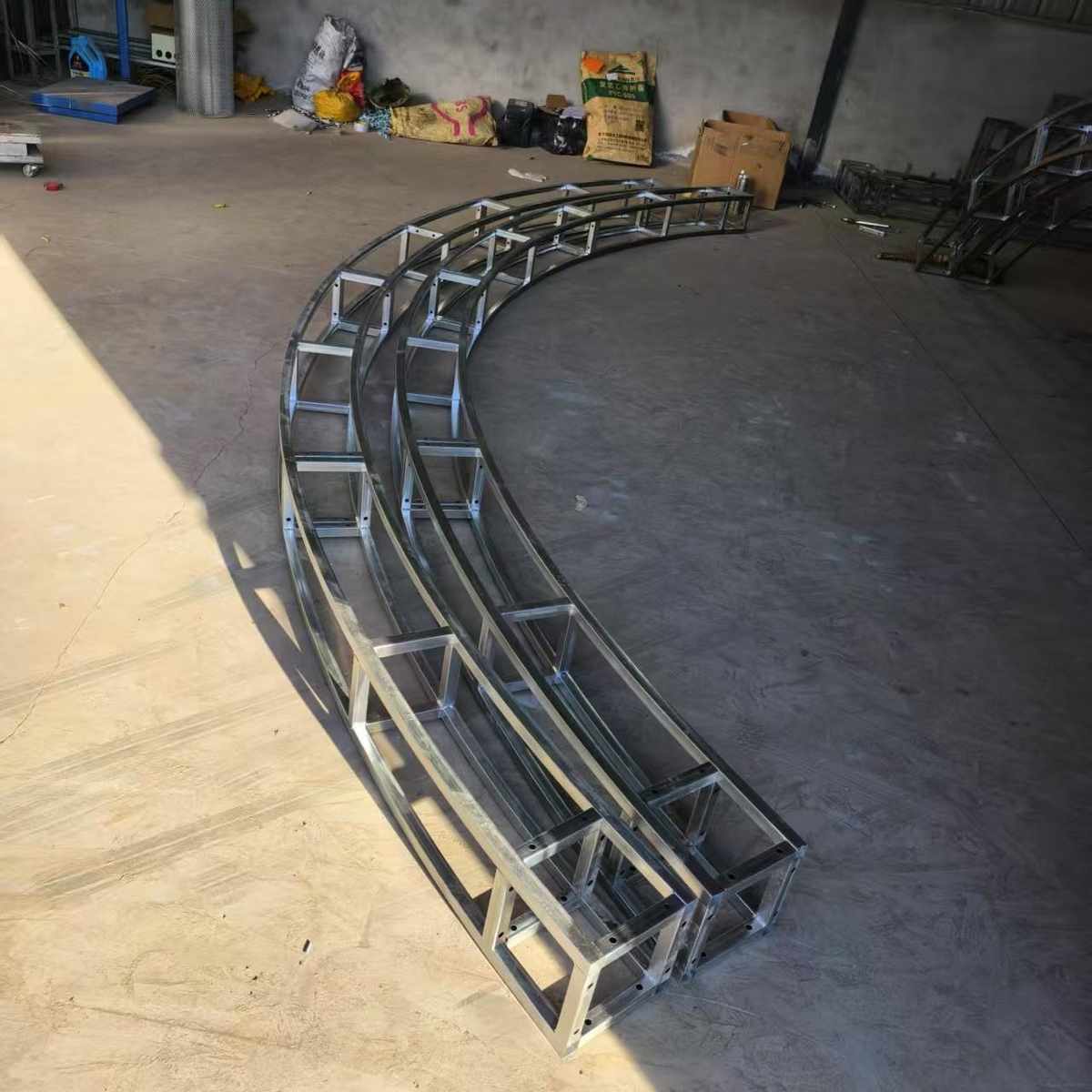 铁艺弧形背景架圆形桁架婚庆活动拱门架户外爬藤走廊架子 S形架子 - 图1