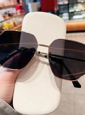 2024新款潮防紫外线墨镜男女开车专用偏光太阳镜遮阳街拍大脸显瘦