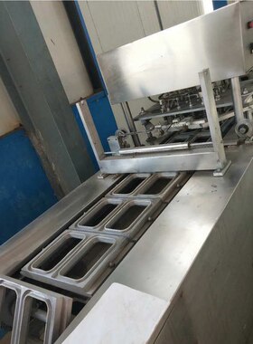 定制锁鲜盒封口包装机 氮气鸭制品流水线封口机 锁鲜盒包装生产线