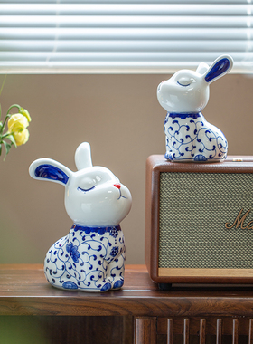 现代可爱青花兔子陶瓷摆件客厅办公室桌面客厅家居饰品本命年礼物