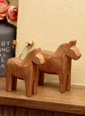 北欧简约风格木雕动物摆件手工实木色小号摇马书房橱窗客厅装饰品