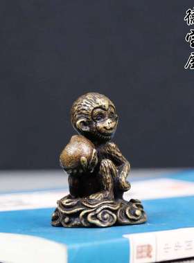 实心纯铜猴子献桃摆件生肖可爱小号猴子寿桃铜把件仿古铜雕茶宠