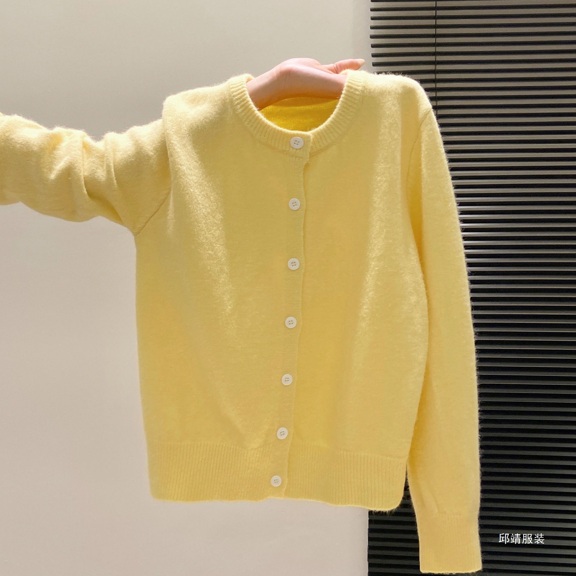 เสื้อคาร์ดิแกนถักนิตติ้ง กระดุมหนึ่งเม็ด สีฟ้าอ่อน ลดอายุ สำหรับผู้หญิง เสื้อตัวบนลำลอง ใส่สบาย ผิวสัมผัสนุ่ม แขนยาว สำหรับฤดูใบไม้ร่วงและฤดูหนาว
