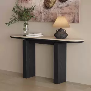 โต๊ะทางเข้าทำจากไม้เนื้อแข็งและแผ่นหินทราเวอร์ทีน สไตล์วะบิ-ซาบิ สำหรับโรงแรม B&B โต๊ะยาวติดผนังตามโถงทางเดิน