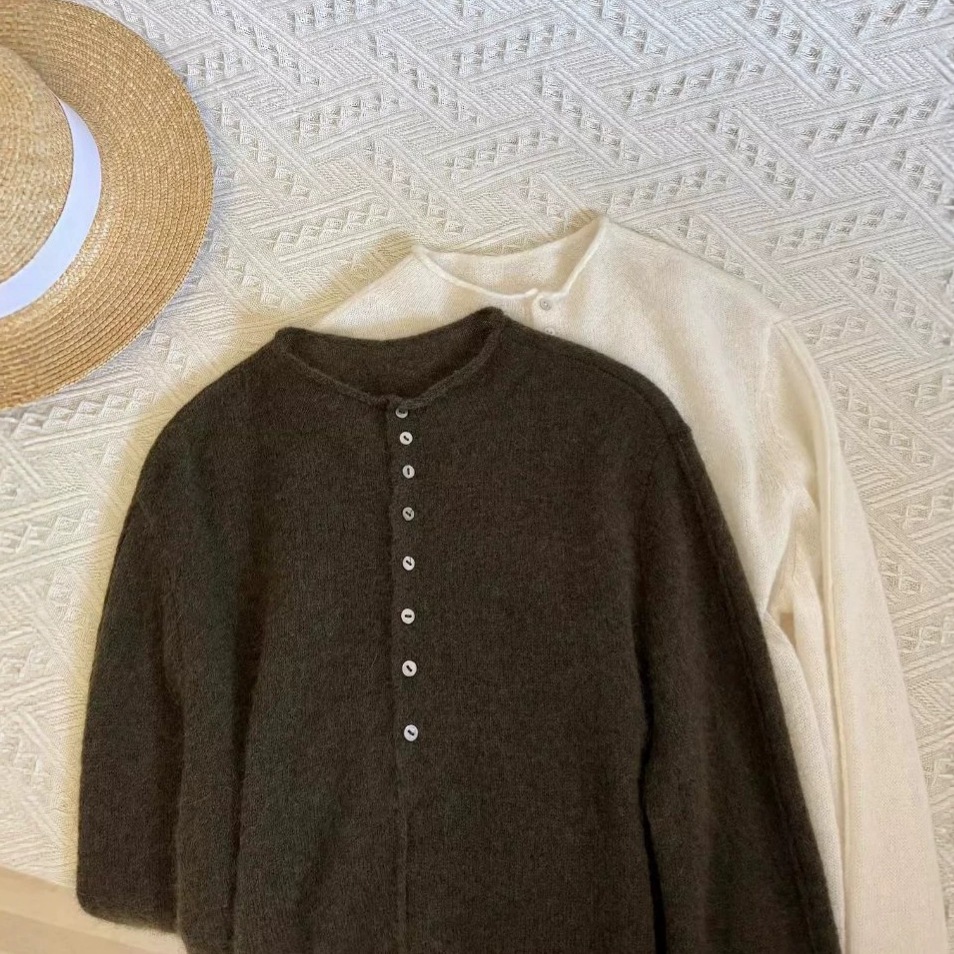 เสื้อสเวตเตอร์ผ้าวูล 100% รุ่นใหม่ สำหรับฤดูใบไม้ร่วงและฤดูหนาว ดีไซน์เรโทร ลำลอง และมินิมอล คอกลม ผิวสัมผัสถักลาย พร้อมรายละเอียดกระดุมสุดเก๋