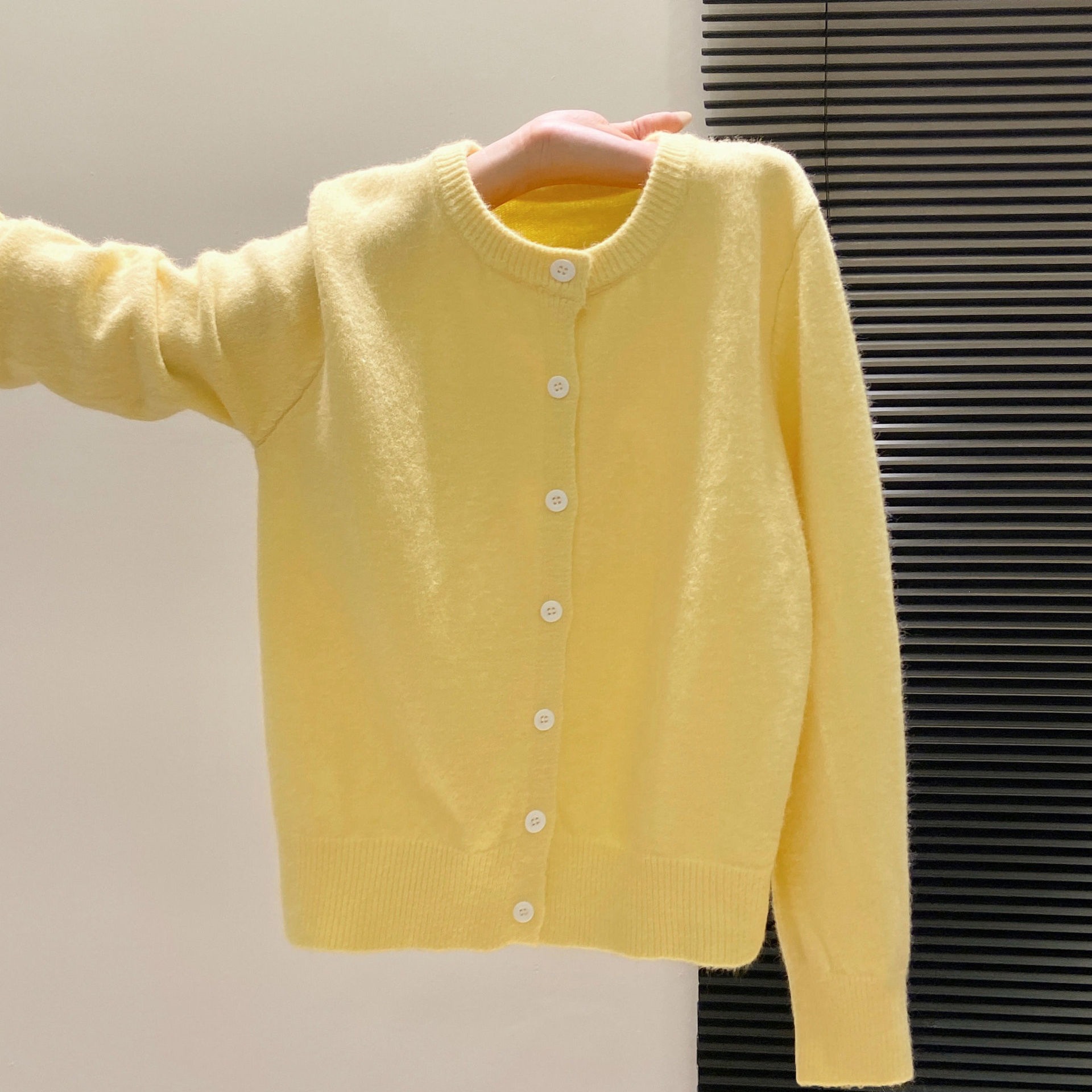 เสื้อคาร์ดิแกนถักนิตติ้ง กระดุมหนึ่งเม็ด สีฟ้าอ่อน ลดอายุ สำหรับผู้หญิง เสื้อตัวบนลำลอง ใส่สบาย ผิวสัมผัสนุ่ม แขนยาว สำหรับฤดูใบไม้ร่วงและฤดูหนาว