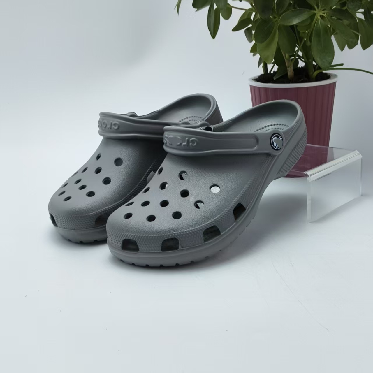 รองเท้าชายหาด Crocs รุ่นคลาสสิก ระบายอากาศได้ดี กันลื่น รองเท้าคู่รัก ฤดูร้อน ขายส่งจากโรงงาน