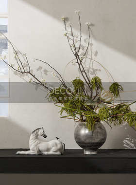 邸高家居 样板间新中式玄关《物语》马摆件 实景花器花艺装饰搭配