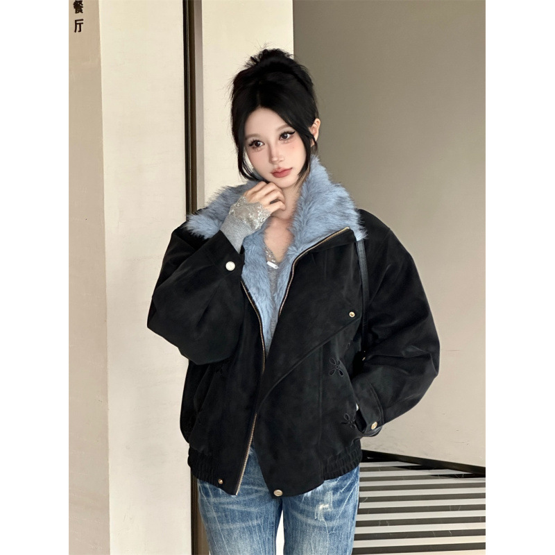 ภาพถ่ายจริงของเสื้อแจ็กเก็ตฤดูหนาวอบอุ่นสำเร็จรูปสำหรับผู้หญิง พร้อมปกขนสัตว์ เสื้อแจ็กเก็ตหนาทรงสั้น มีปกเสื้อ