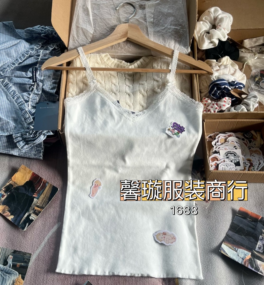 เสื้อชั้นในสไตล์ BM แต่งขอบลูกไม้สีขาว ประดับโบว์คู่ ใส่เป็นเสื้อตัวนอก หรือสวมเป็นเสื้อตัวใน ดีไซน์บางเบา สไตล์สาวฮอต อเมริกัน