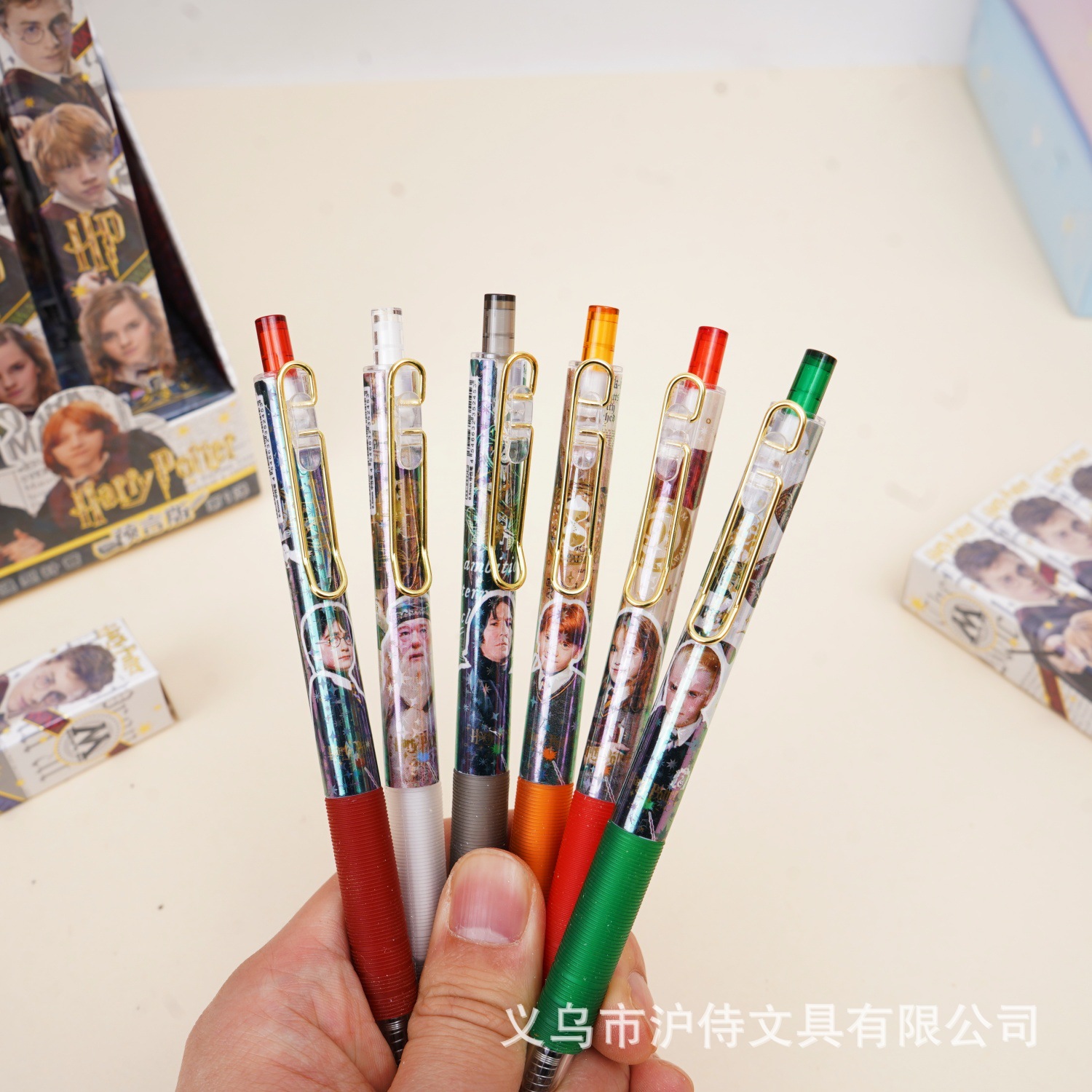 ปากกาเจลแห้งไวลายการ์ตูนแฮร์รี่ พอตเตอร์ กล่องสุ่ม ปากกาเขียนอันน่ารักจากอนิเมะ ปากกาสีดำสำหรับนักเรียน ใช้ฝึกเขียน