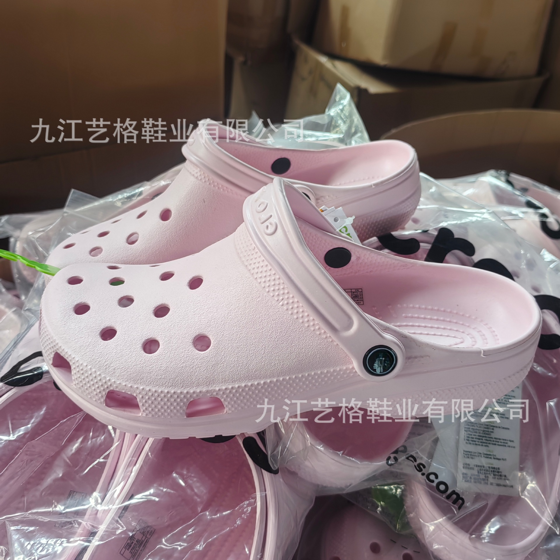 รองเท้าคีบคลาสสิกยอดนิยมของคนดัง สำหรับทั้งผู้ชายและผู้หญิง ใส่สบาย น้ำหนักเบา ระบายอากาศได้ดี รองเท้าแตะลำลองหัวปิดคู่รัก ขายส่ง