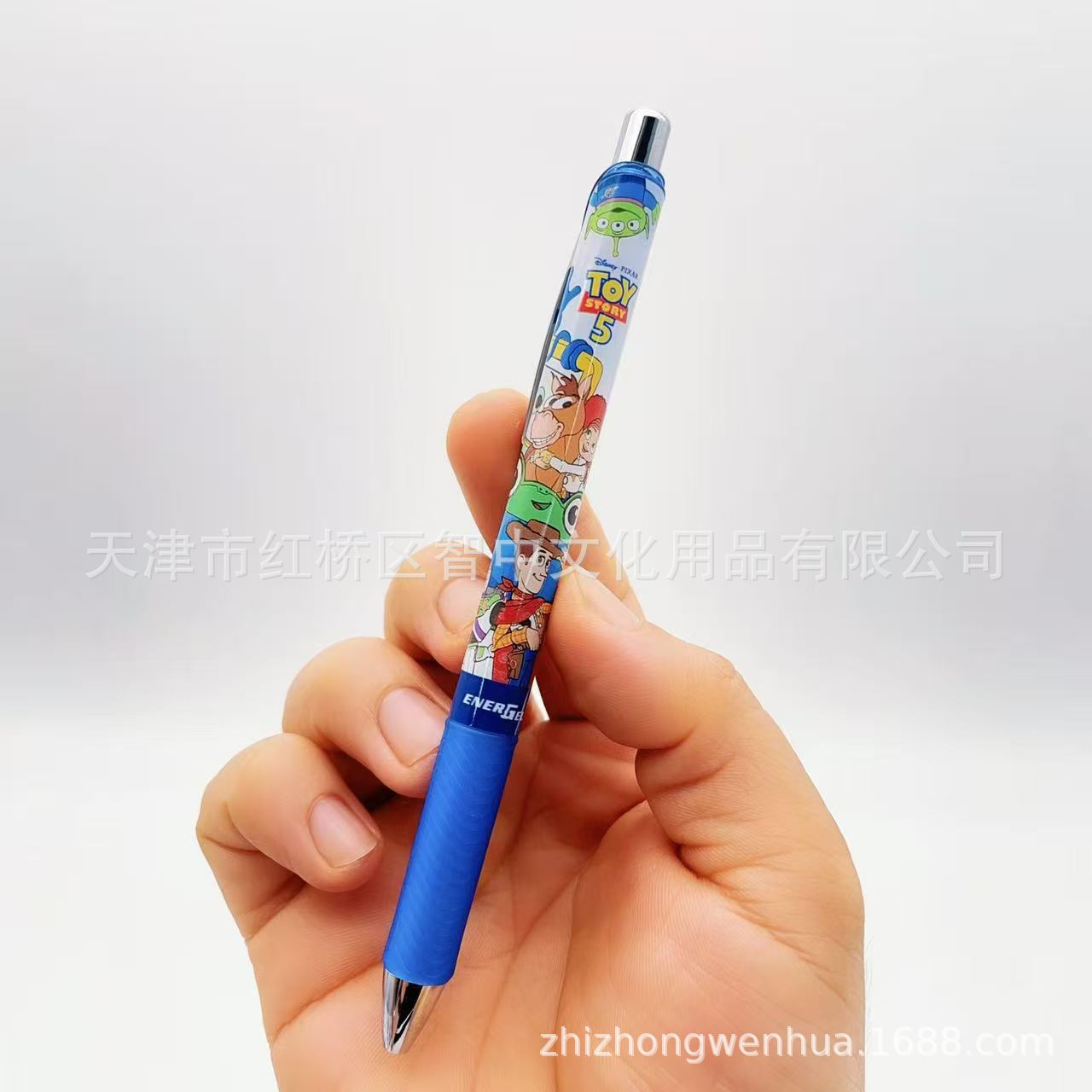 ปากกาเจลแห้งไว 0.5 มม. รุ่นลิมิเต็ด Hello Kitty Toy Story ของ Pentel ประเทศญี่ปุ่น แบบหดเก็บได้