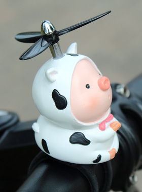 网红小猪电动车装饰品自行手把挂件电瓶车载摆件摩托可爱带竹蜻蜓