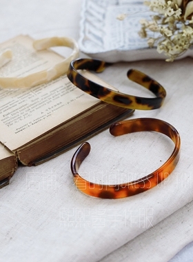 熙熙酱好配搭复古造型多色入手环