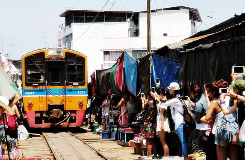 世界上最奇葩的火车 横穿 菜市场