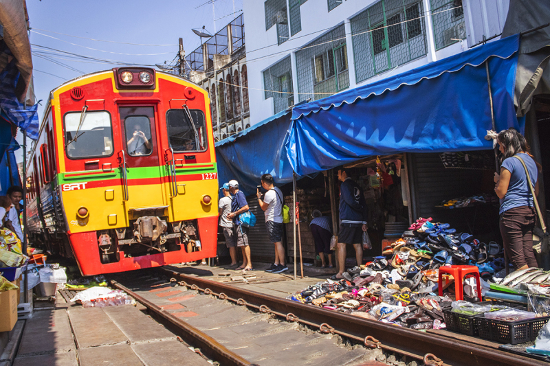 世界上最奇葩的火车 横穿 菜市场