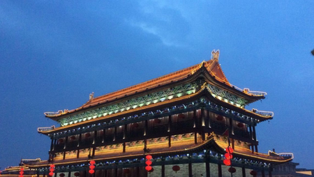 西安鼓楼和西安钟楼 钟楼挂的是钟 鼓楼架的鼓 风格各不相同 西安鼓楼和西安钟楼 钟楼挂的是钟 鼓楼架的鼓 风格各不相同