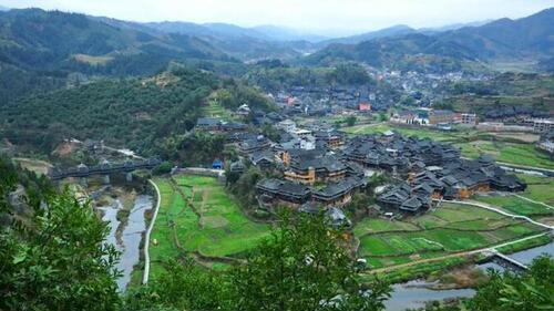 这里是风雨桥的故乡，有偷个新娘过春节的习俗