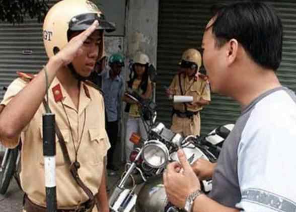 旅行去越南 除了好山好水 可以看警察 他们是用生命来查车