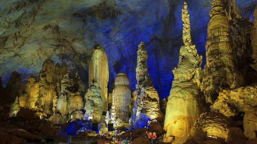 去<span class='highlight'>织金</span><span class='highlight'>洞</span>看溶<span class='highlight'>洞</span>？太土啦，不存在的，带你去看歪梳苗族~