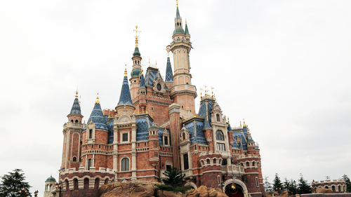 全球迪士尼，大门处都是这个样子