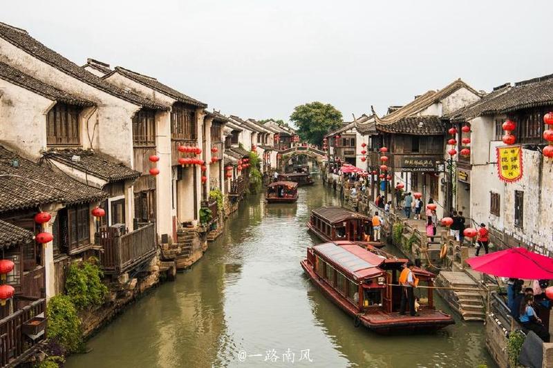 一到暑假 苏州山塘街便成为热门旅游胜地