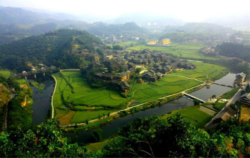 三省交界处有个古老山<span class='highlight'>寨</span>, 通往村子的是一座世界最大的风雨桥!