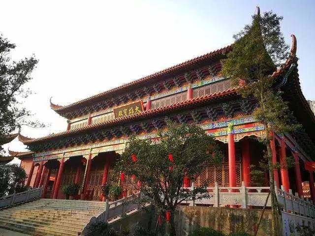 成都一座黄教寺庙, 创始人39岁出家,曾在