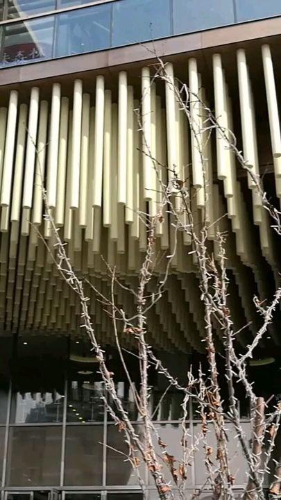 上海市区中部的静安大悦城外观