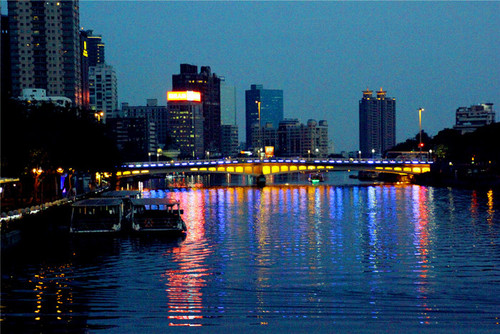 夜游&ldquo;爱河&rdquo;