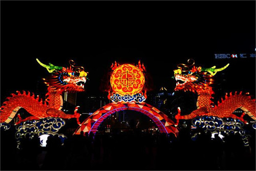 西安年最中国，18米巨型炫彩狗闹新春