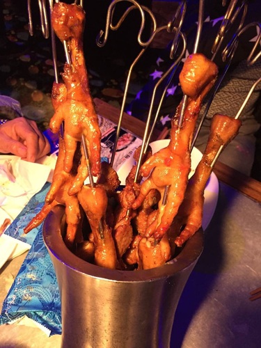 误入盘丝洞饭局 ，悟空表示，这些餐厅好大的妖气！