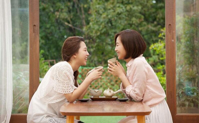 女人多喝这些温性茶气色红润显年