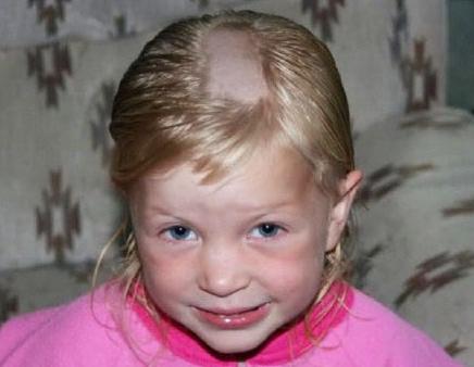 熊孩子给自己剪头发图片