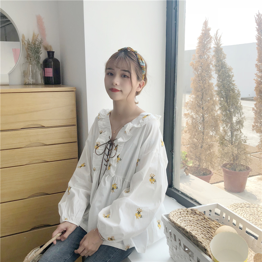 Three-standard Qi Han edition of Xiao Qing Xin Broken Embroidery Lace V-neck Mu-ear shirt jacket