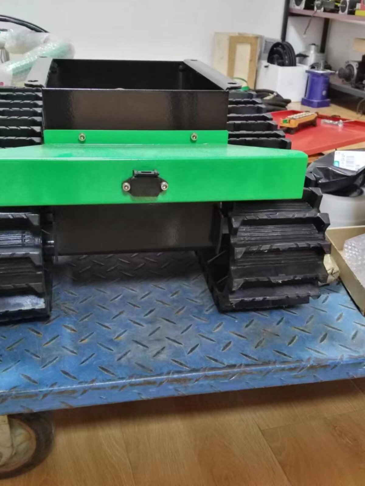 ATV 크롤러 섀시를 수정할 수 있으며 로봇 섀시 잔디 깎는 기계 드론을 원격으로 제어할 수 있습니다