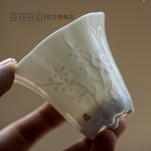 复古雕刻薄胎斗笠杯玉泥三足主人杯白瓷梅花刻花品茗杯葵口小茶杯