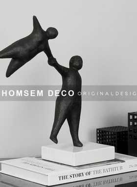 极简欧创意拉手雕塑大p理石底座售楼处样板间房软装饰品人物摆件