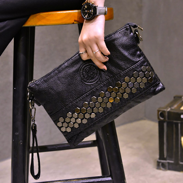 2021新款软皮手包女韩版水洗皮手拿包时尚铆钉休闲信封手抓单肩包