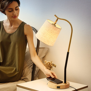 简约现代床头灯北欧m台灯卧室温馨轻奢创意床头无线充电网红时尚