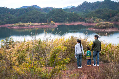 【自然唤醒】2大1小山水净氧徒步，在山林间呼吸鲜氧，开启亲子活力一天 【童趣时光】小客人专属玩乐空间，释放孩子天性 【畅玩时刻】室内泳池、健身中心及各类球类体验，全家享受自在时光 【夜间欢聚】夜间G·O活动，全家共赴夜晚派对，留下温馨度假记忆