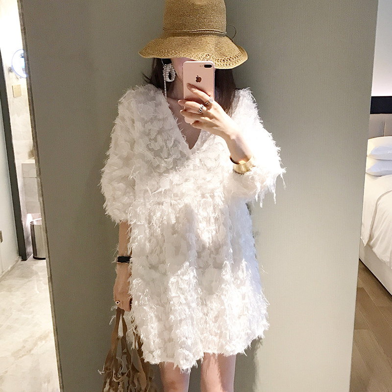 白色羽毛流苏连衣裙初秋装2021年新款宽松vN领大码长袖裙子女秋冬