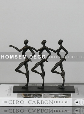 北欧轻奢样板间三人行雕塑人物摆设软装饰品玄关T柜桌面艺术品摆