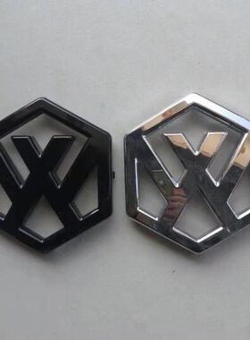 新源胶轮式挖掘机B75W-8-9 C75新款挖机镀银白色 黑色车标 LOGO