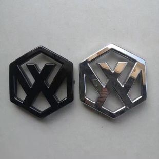 C75新款 挖机镀银白色 LOGO 新源胶轮式 黑色车标 挖掘机B75W