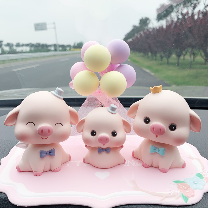 网红车载摆件ihs风抖音小猪车饰品漂亮内饰汽车可爱车内猪猪公仔