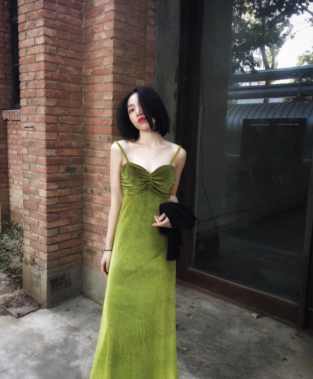 晚时光复古文艺显白的绿色丝绒吊带裙气质年会度假黑色丝绒裙粉