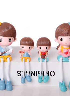 家里儿童房间装饰品小摆件树脂卡通人物吊腿娃娃工艺礼品一家四口